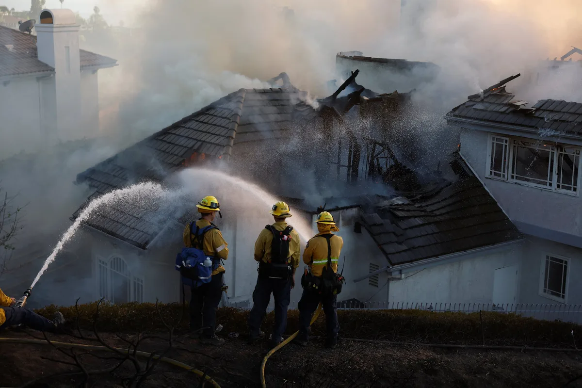 Incendios forestales en California dejan viviendas afectadas y obligan a evacuar a miles de personas