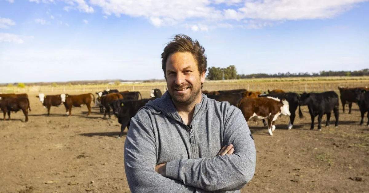 Cebolla para vender, cultivos para alimentar y ganado para engordar: así una familia produce en la Patagonia