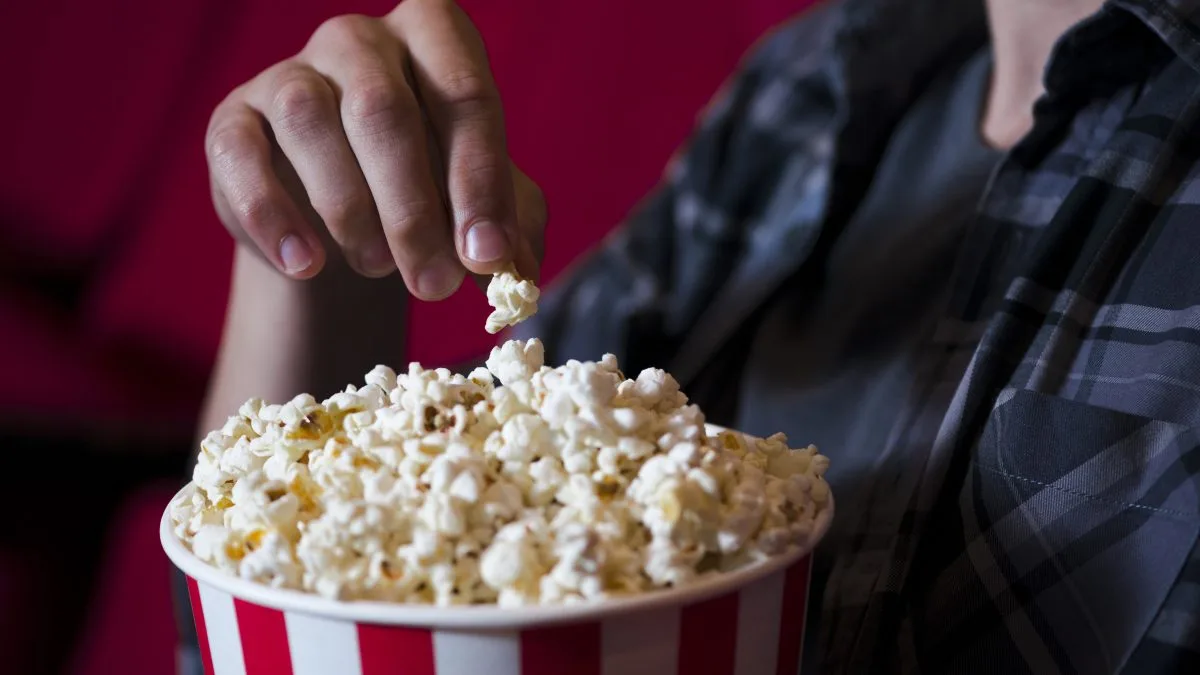 Pipoca no cinema foi barrada por causa dos carpetes, do cheiro e do barulho, mas acabou entrando nas salas quando o dinheiro ficou curto