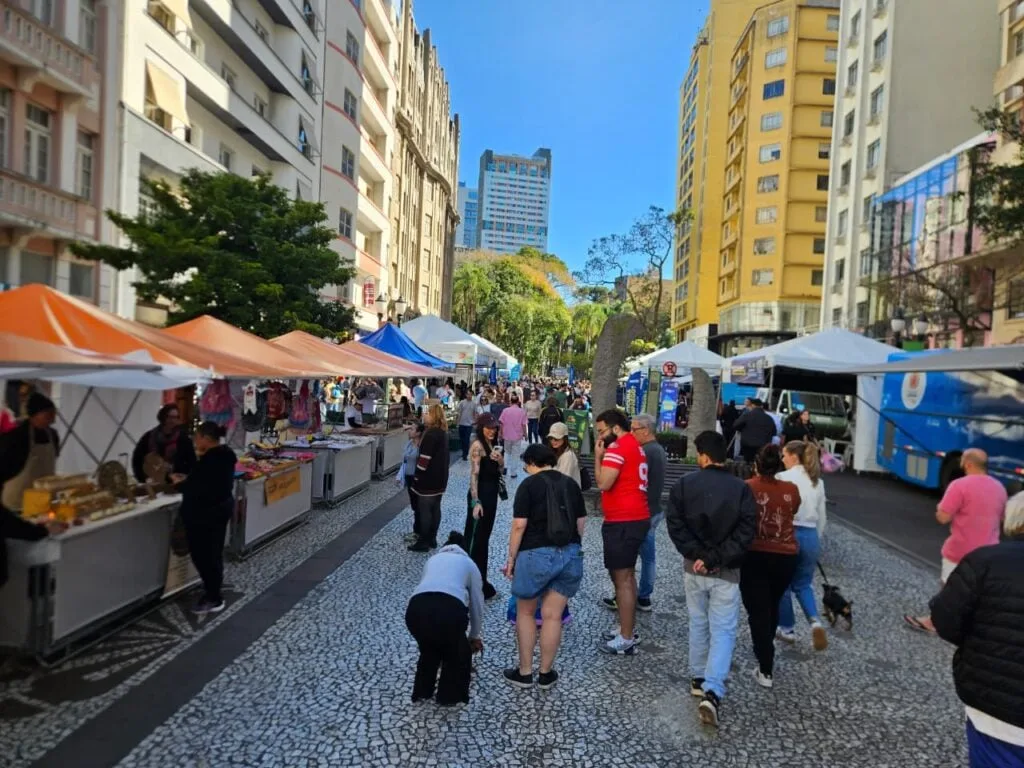 Domingo de sol leva famílias e pets para o Centro de Curitiba