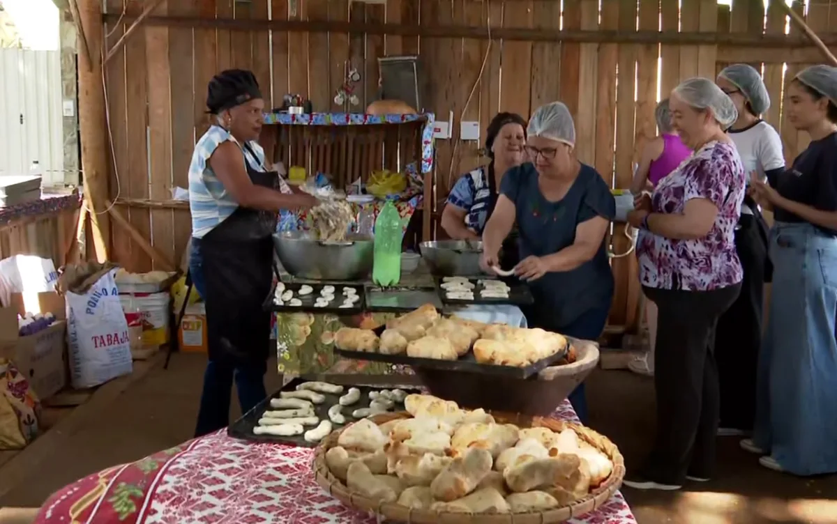 Último dia da 'Festa do Café com Biscoito' tem Detonautas, capoeira e cortejo carnavalesco em São Tiago, MG