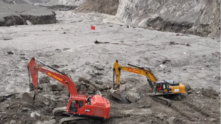 Rescuers reopen highway to mudslide-hit border port in Xizang