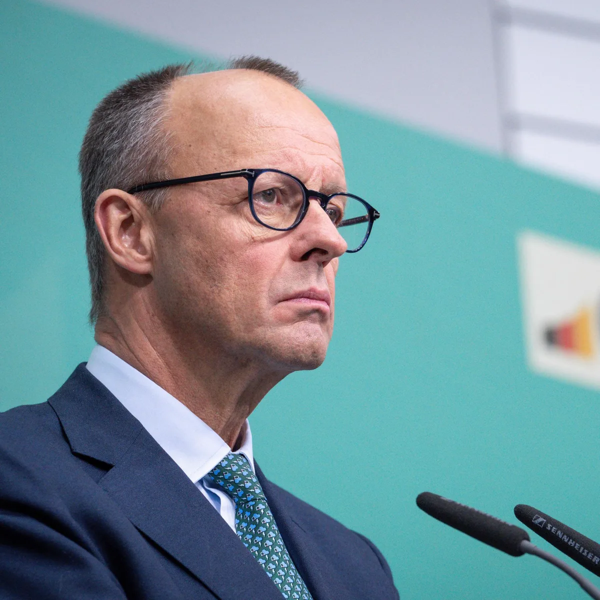 Druck auf Kanzler Merz - Bremer CDU-Chef Strohmann: CDU schaut immer noch mit "Brille von Westdeutschland" auf den Osten