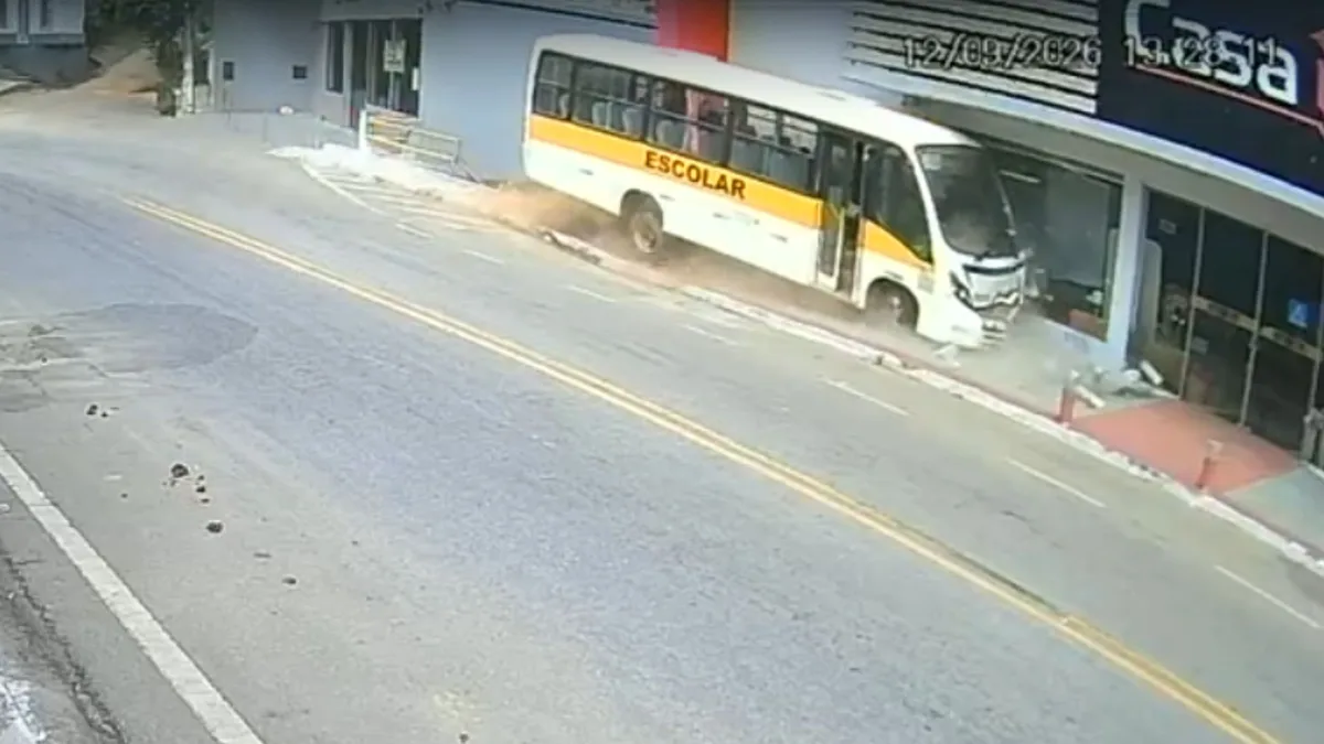 Ônibus escolar perde freio e se envolve em acidente em Alegre