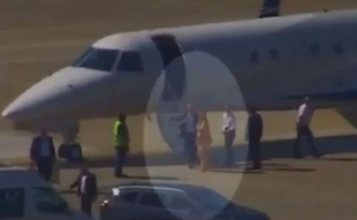 Vídeo registra Alexandre de Moraes e esposa saindo de jatinho ligado a Vorcaro; assista