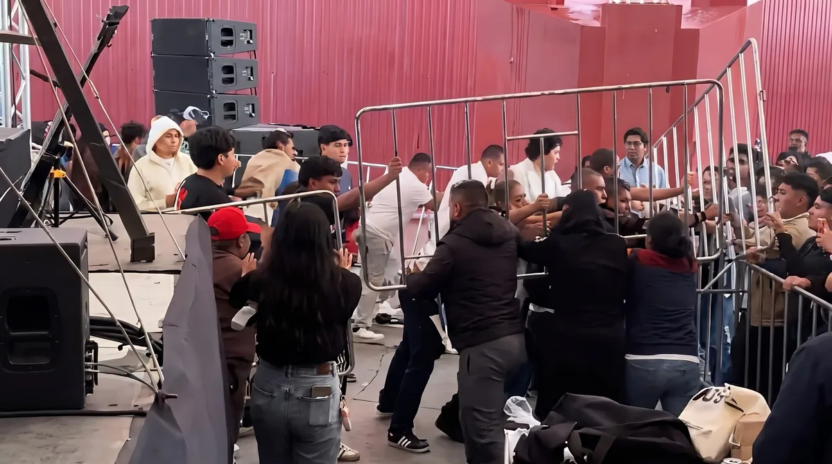 Normalistas de El Mexe irrumpen en evento de Claudia Sheinbaum en Hidalgo: reclaman justicia por estudiante asesinado