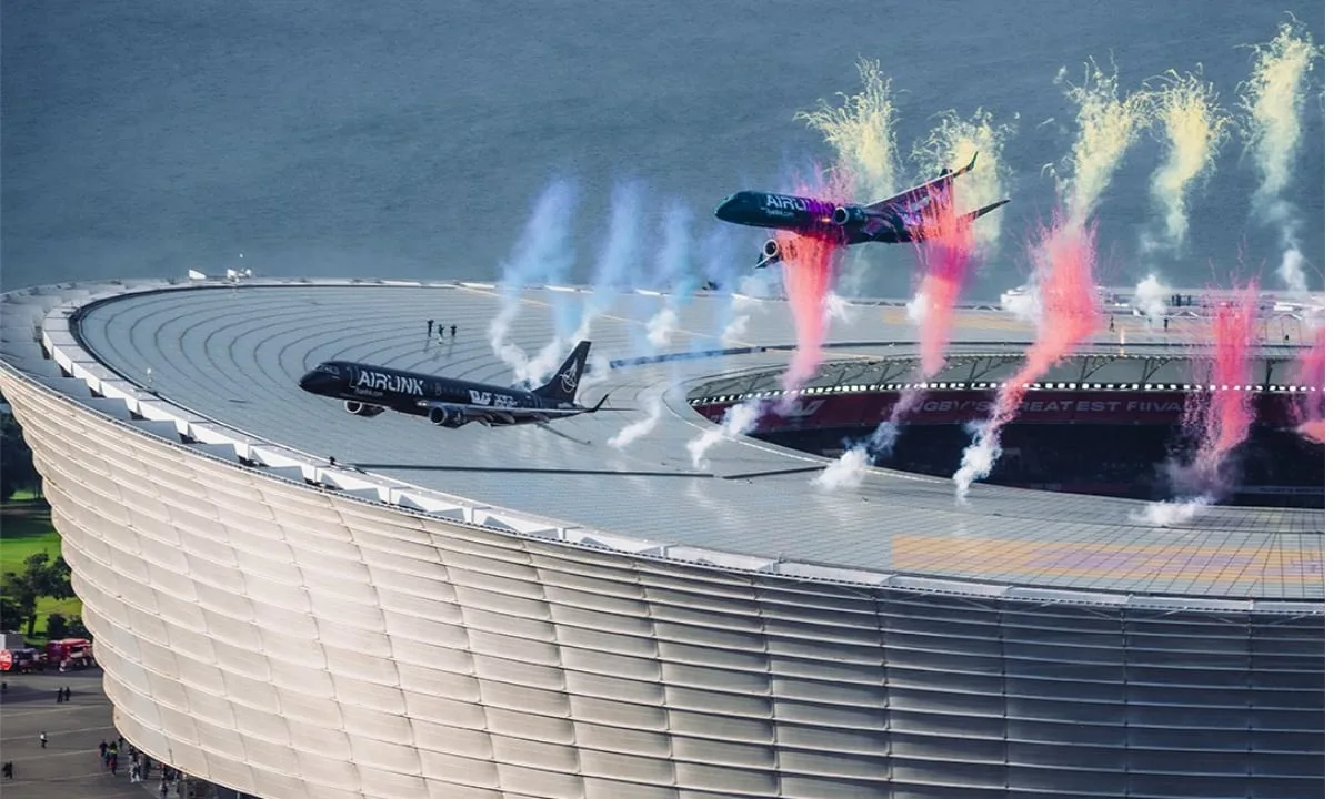 Video viral de dos aviones comerciales pasando a metros de un estadio que impactó a las redes sociales