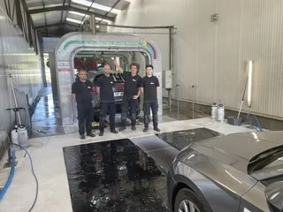 Depuis dix ans, ce laveur d’auto breton récupère et recycle l’eau et peut rester ouvert malgré la sécheresse