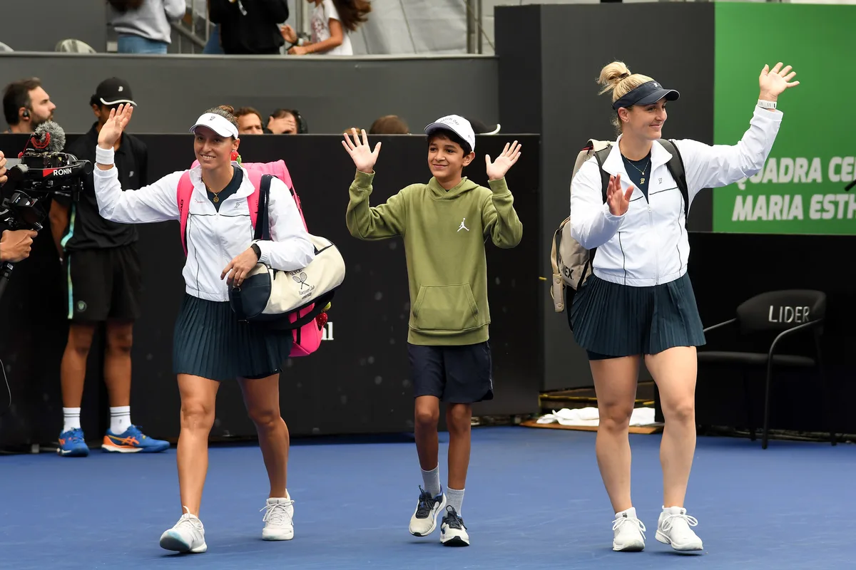 Com Stefani e Dabrowski em vantagem, final é interrompida por chuva
