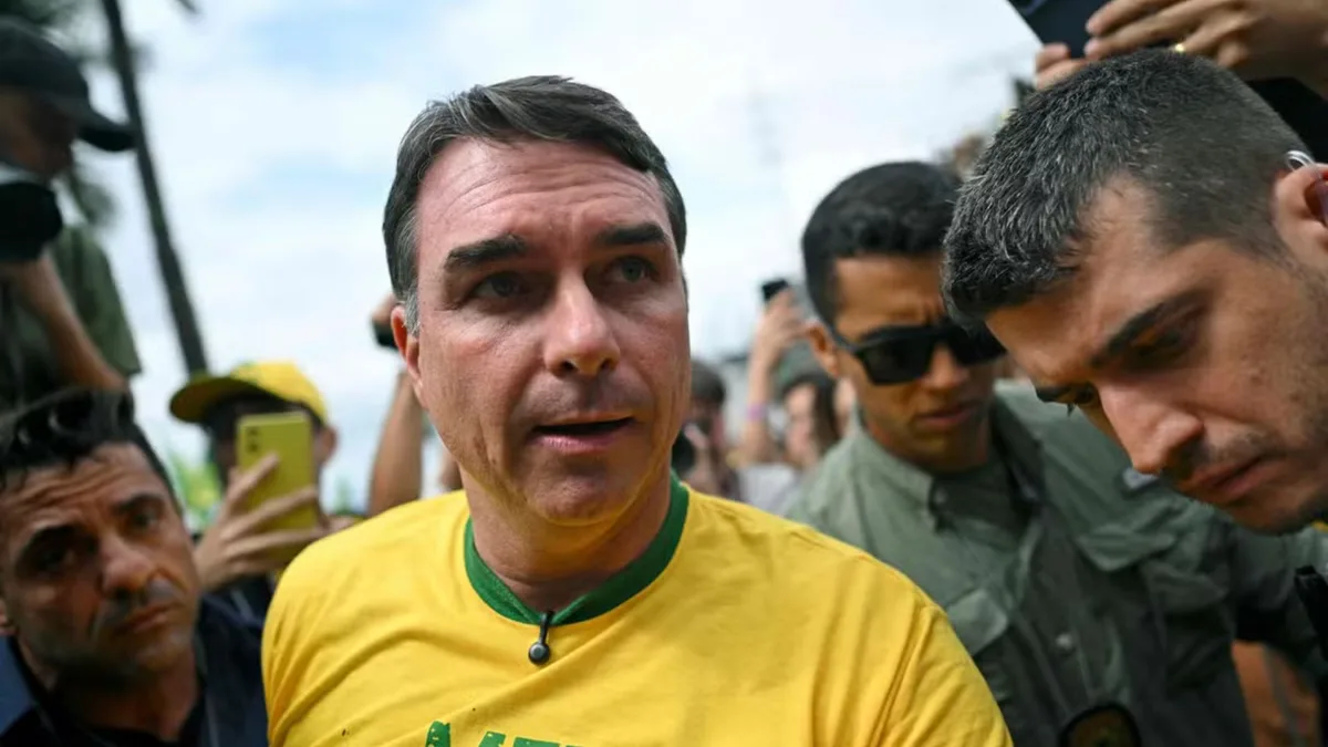 Flávio Bolsonaro pode ter mandato cassado por relação com Vorcaro