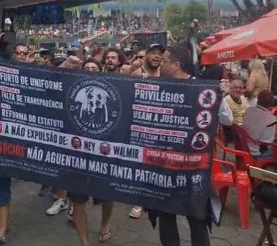 Torcida do Corinthians protesta e pede “intervenção, já”