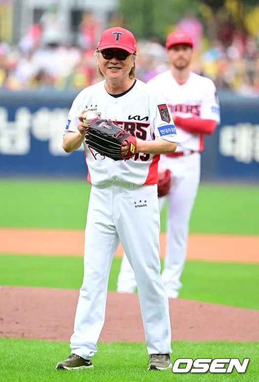 [사진]김의성, 챔필 마운드 올라