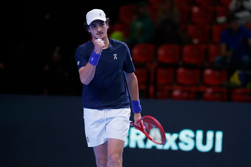 João Fonseca vence primeira partida de virada na Copa Davis, se emociona, e Brasil abre 1 a 0