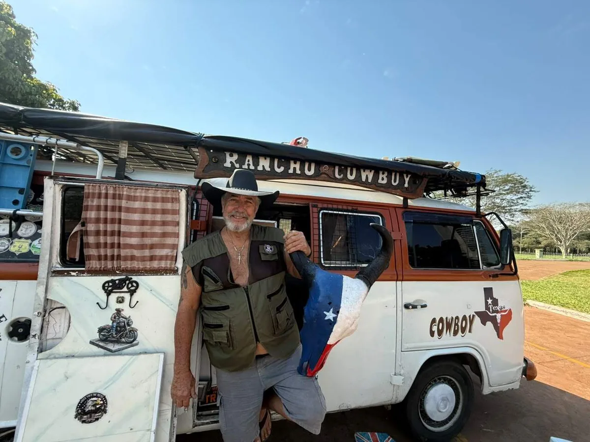 Esmerilo troca vida de bancário por arte e viaja o Brasil na Kombi Zeza