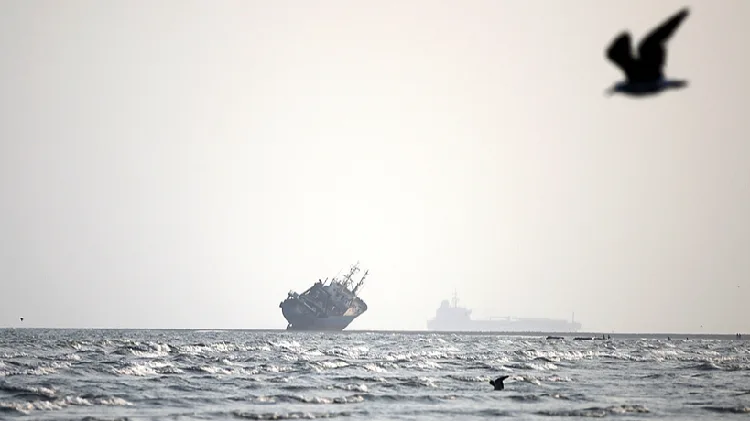 US, Iran give conflicting signals on talks as Hormuz traffic stays low