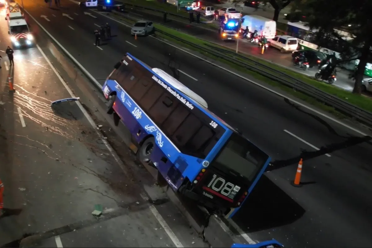 Chocaron un colectivo y un auto en la General Paz y hay corte total en ambas manos