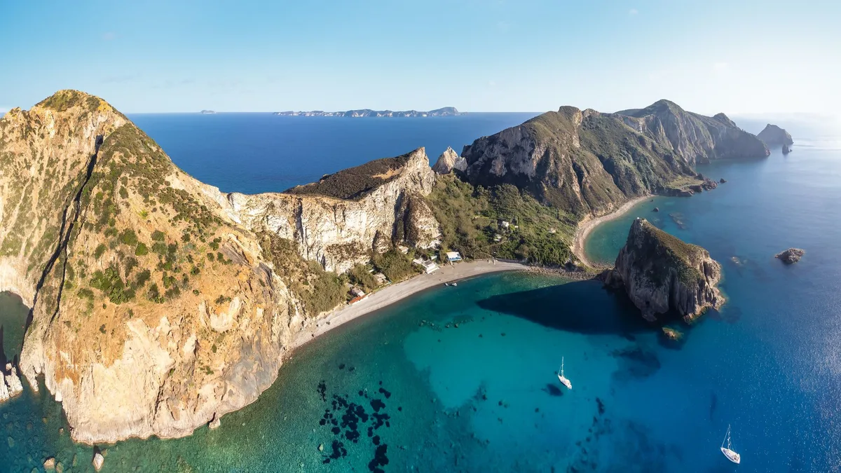 6 islas volcánicas a dos horas de Roma que merecen una visita y son ideales para perderse entre grutas y calas de ensueño