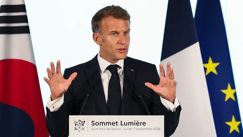 "C'est chose faite": "après un travail technique rigoureux", Emmanuel Macron pense avoir trouvé sa "voie de passage" pour mettre en place l’interdiction des réseaux sociaux aux moins de 15 ans