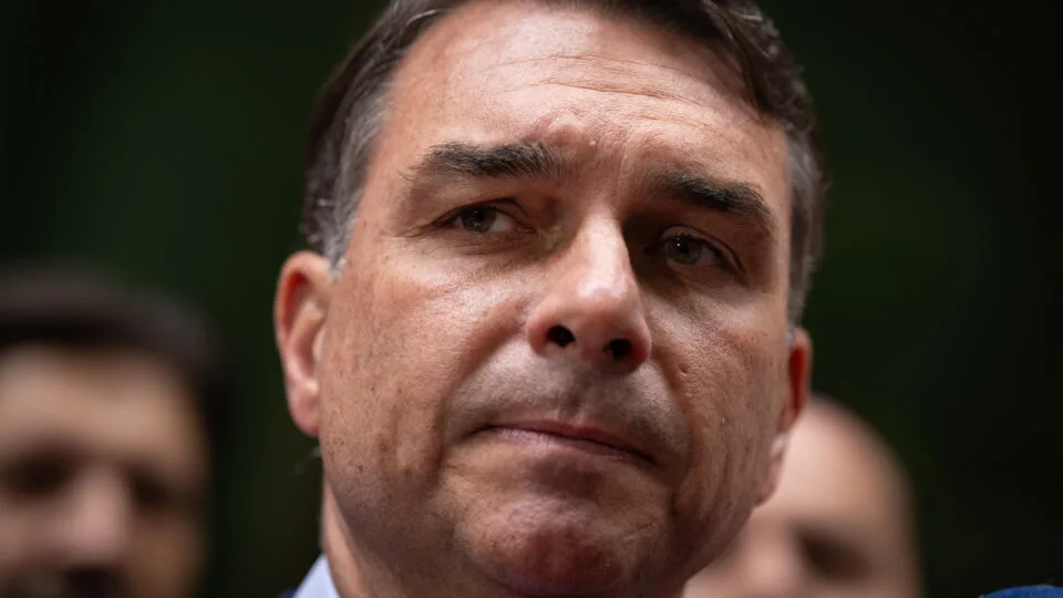 Flávio Bolsonaro diz que não autorizou ação de Zé Trovão contra reajuste do Bolsa Família