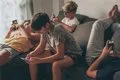 Niños y adolescentes dedican 3 horas y media diarias en promedio a las pantallas, equivalente a dos meses al año