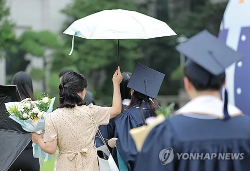 전국 곳곳 소나기에 돌풍·천둥번개…당분간 무더위 계속