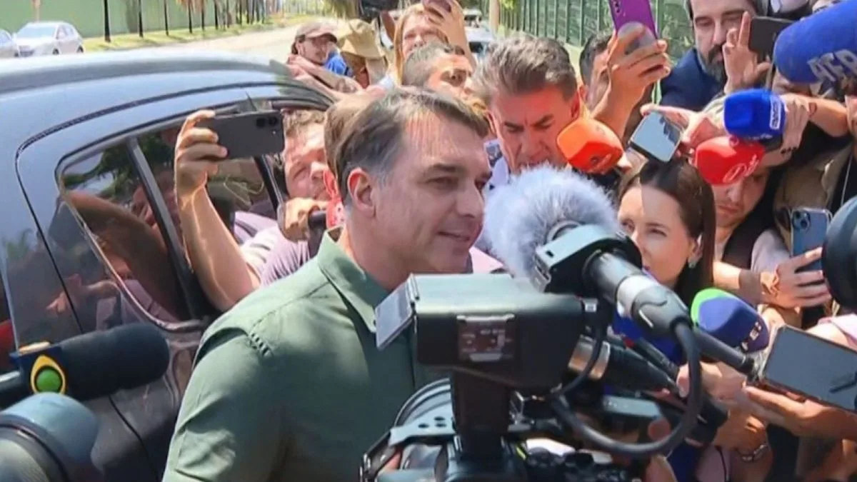 ‘Energia renovada’: Flávio reencontra Jair Bolsonaro pela primeira vez após fim de restrição do STF