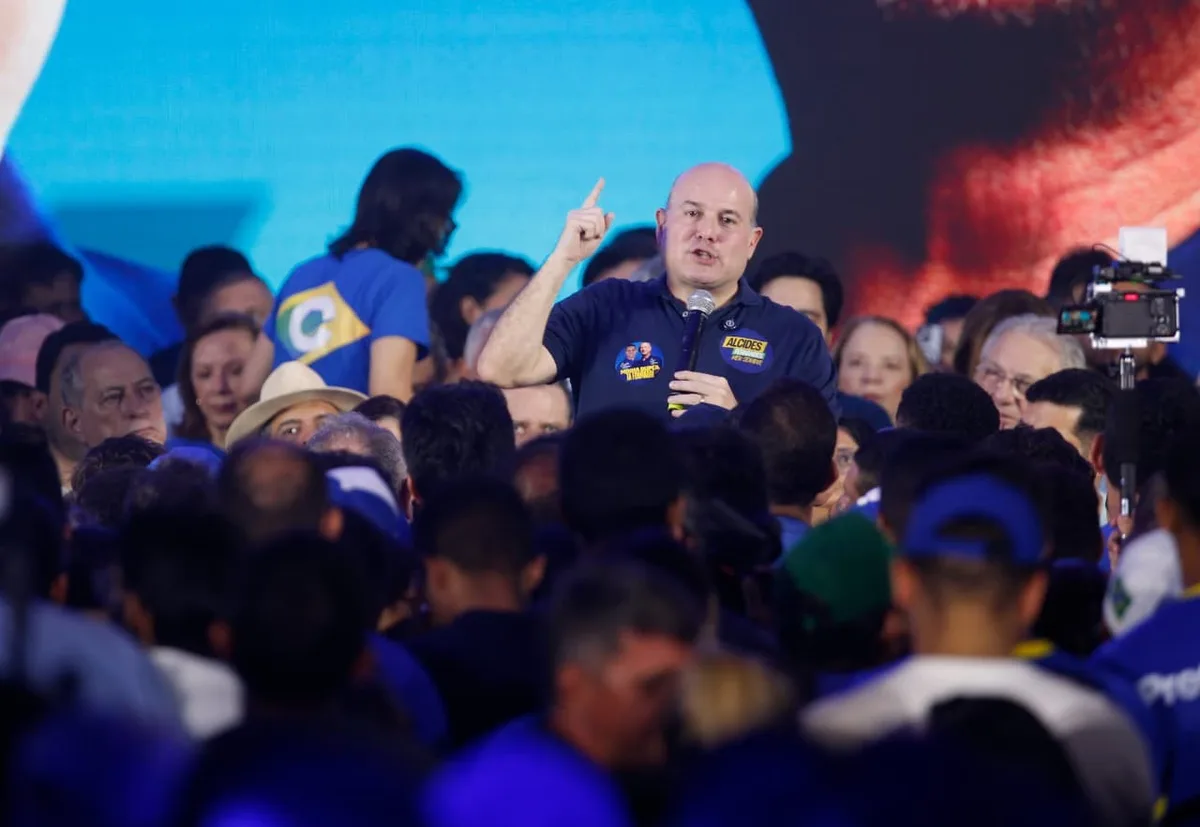 Candidato a vice de Ciro Gomes, Roberto Cláudio declara apoio a Flávio Bolsonaro