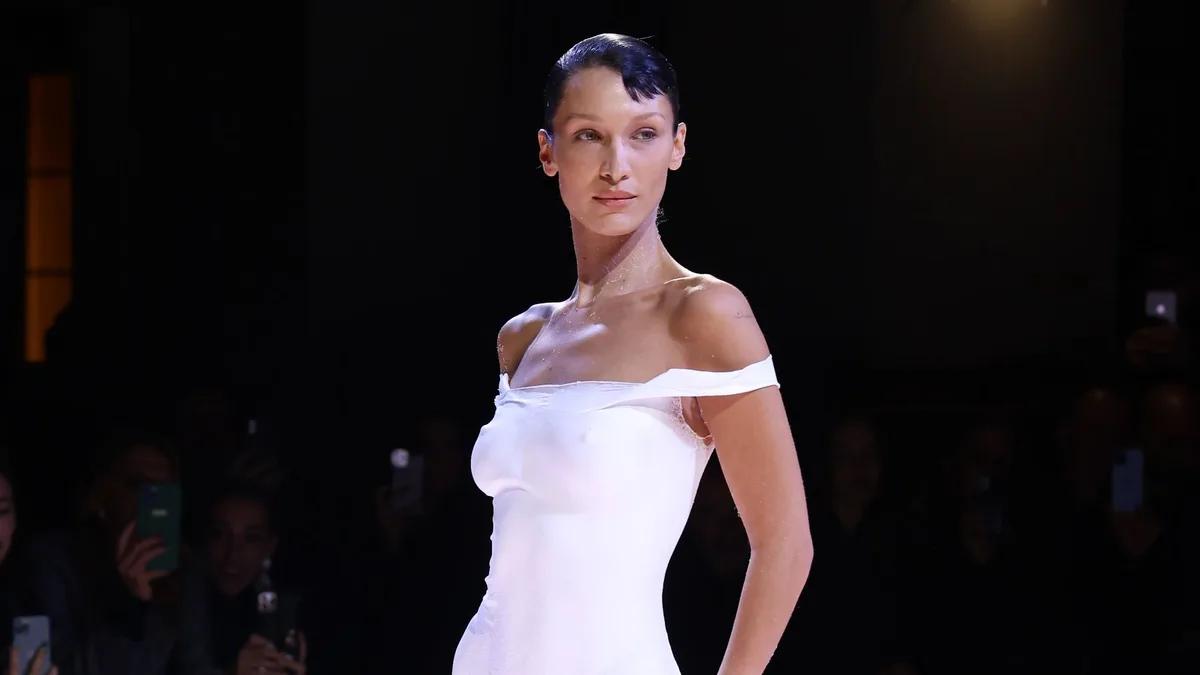Del vestido que dio la vuelta al mundo a su debut como modelo: 5 momentos que han conectado la moda española con Bella Hadid