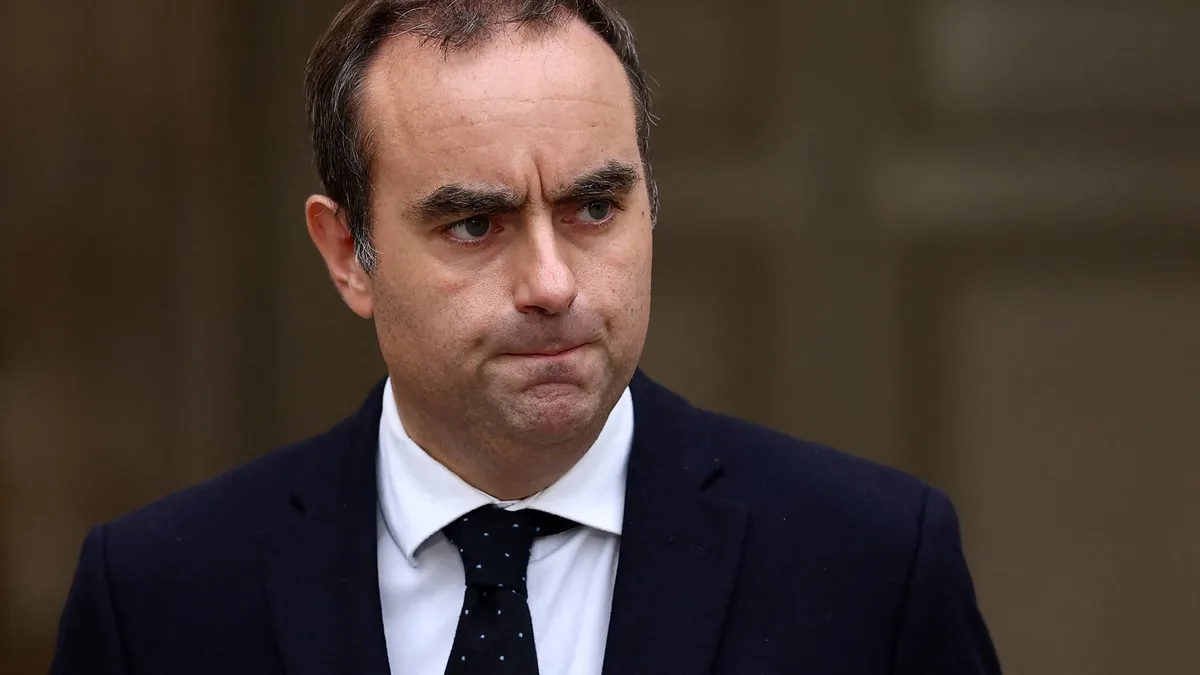 "Honteux! Minable!": Sébastien Lecornu hué au Porge, commune girondine sinistrée par les incendies