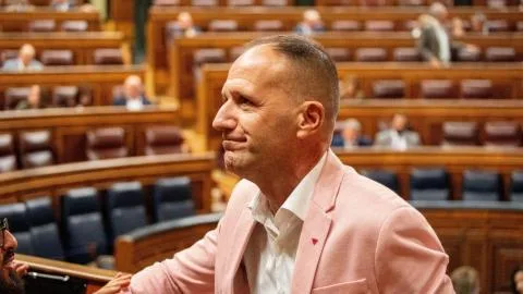 Las lamentables palabras desde la bancada de Vox a un diputado socialista tras su relato sobre su adolescencia y la homosexualidad