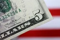 Dólar abre em alta com mercado de títulos no radar