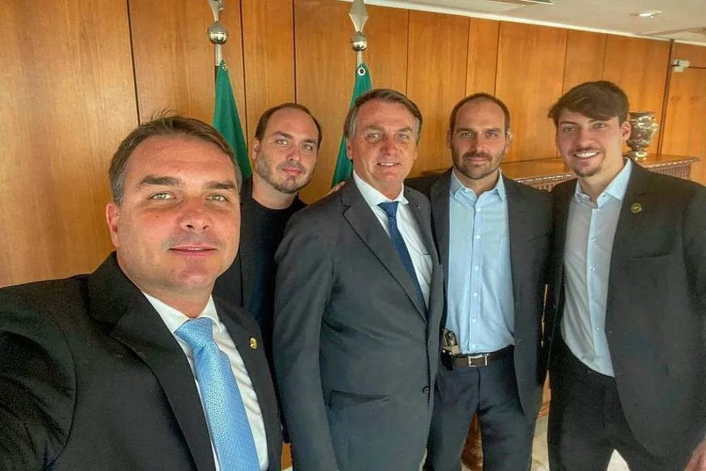 Moraes autoriza retomada de visitas de Carlos e Jair Renan a Bolsonaro