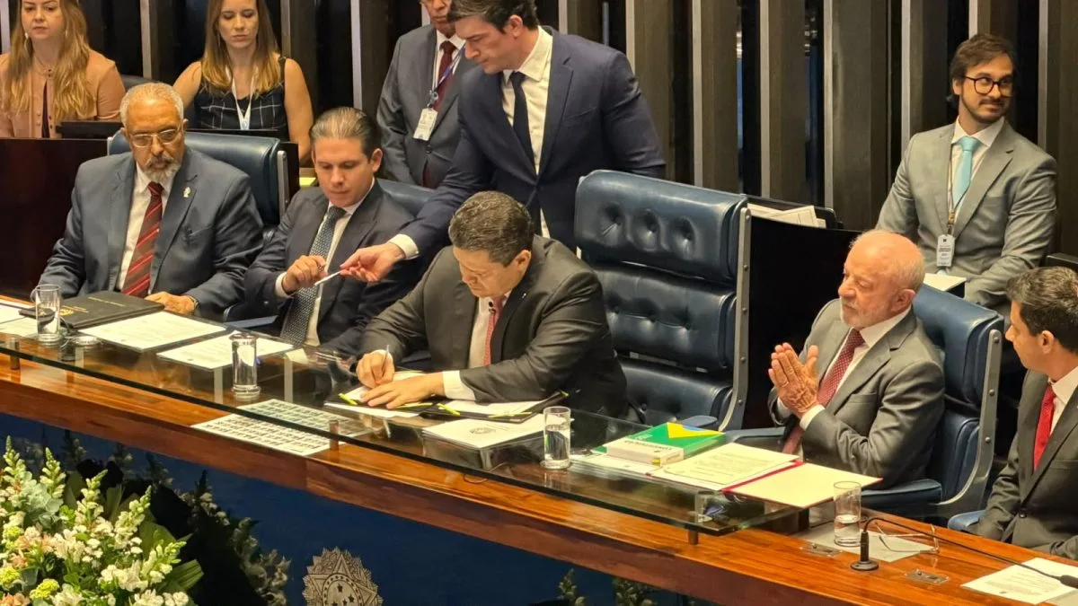 ‘Cumpri a palavra’, diz Davi Alcolumbre ao promulgar o fim da escala 6×1 e a aposentadoria de agentes de saúde