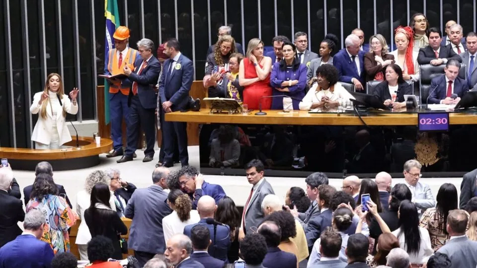 Cláusula de barreira coloca futuro de PSOL e Rede em xeque após eleição de 2026
