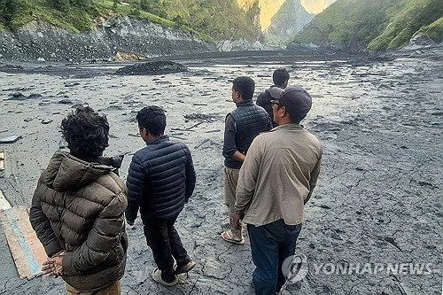 네팔 홍수로 외국인 트레킹객 100명 넘게 발 묶여
