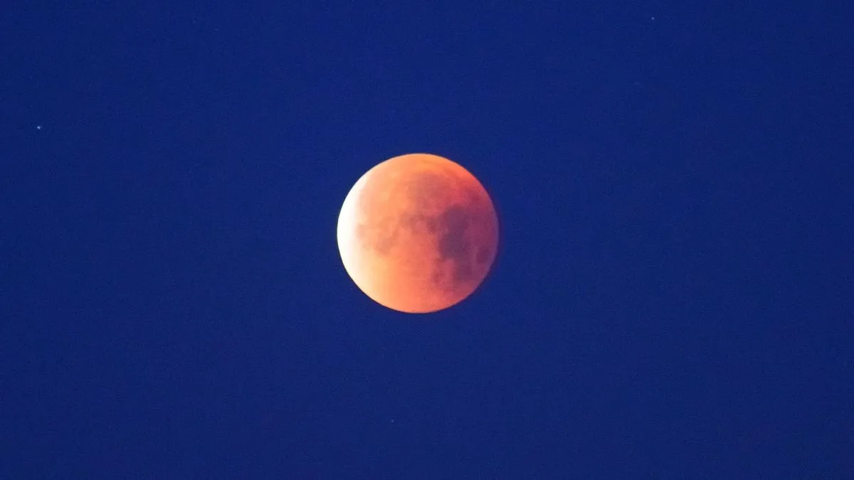 Une éclipse de Lune est visible en France le 28 août 2026 : faut-il des lunettes spéciales pour la regarder ?