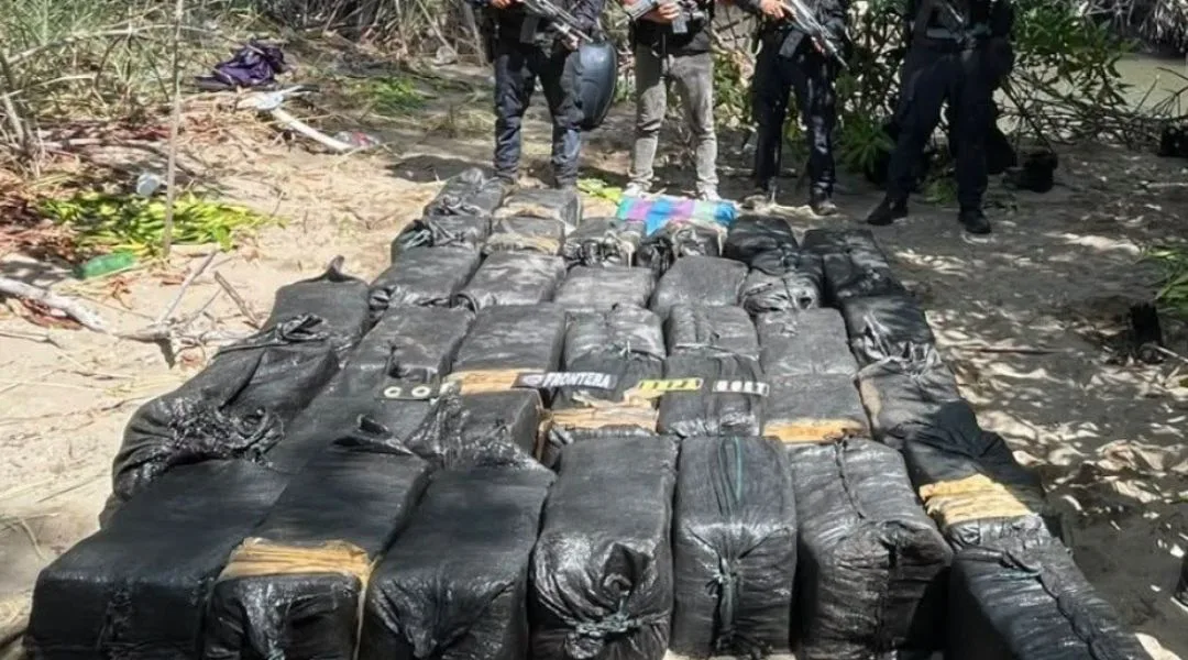 La marea baja dejó al descubierto un enorme cargamento de cocaína en los manglares de Honduras