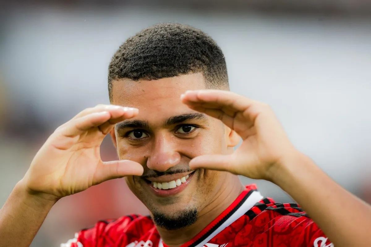 Samuel Lino amplia repertório com biquinho do Romário e volta a "dar liga" com Arrascaeta no Flamengo