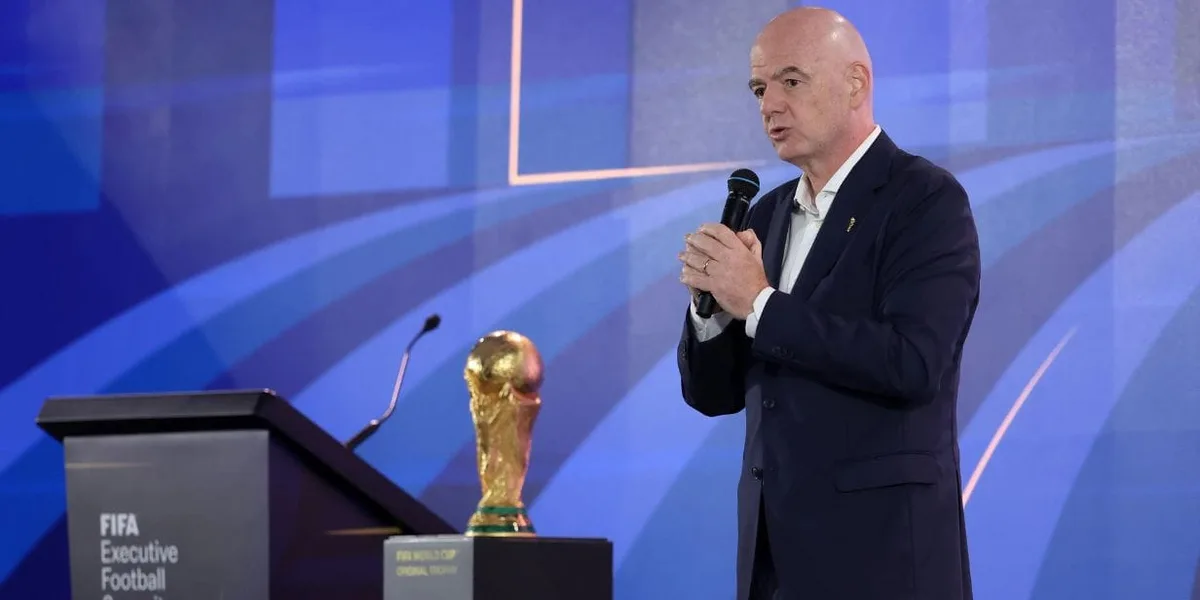 Torcida do Lyon protesta contra Infantino em jogo da Champions League