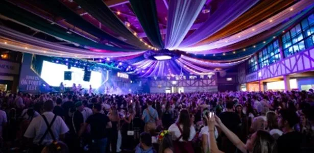 Homem de atestado é demitido após ir à Oktoberfest: 'Dançando de muletas'
