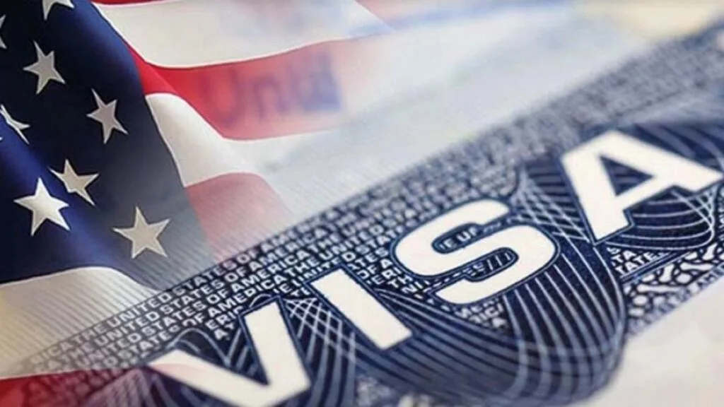 Brasileiros voltam a ter acesso a vistos permanentes nos EUA após Justiça derrubar decisão de Trump