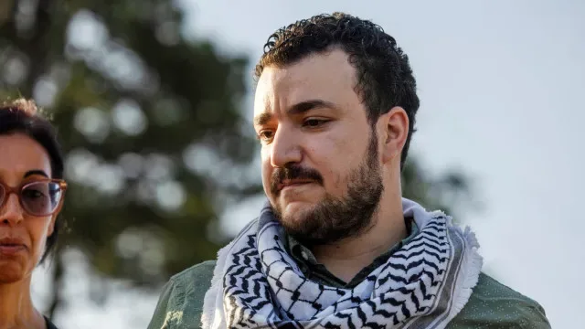 Ativista palestiniano processa universidade dos EUA após detenção pelo ICE