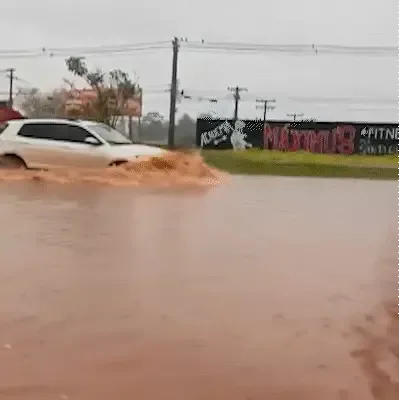 Chuva volta a transformar trecho da Gunter Hans em ponto de alagamento