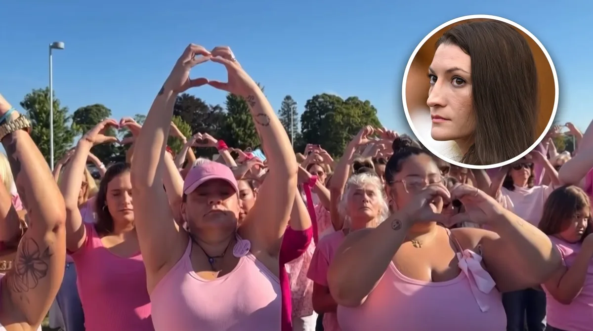Cientos de mujeres vestidas de rosa se movilizaron en apoyo a Lindsay Clancy durante su juicio