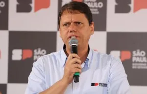 Tarcísio diz ter valores bolsonaristas, mas diz rejeitar posições “inadequadas”