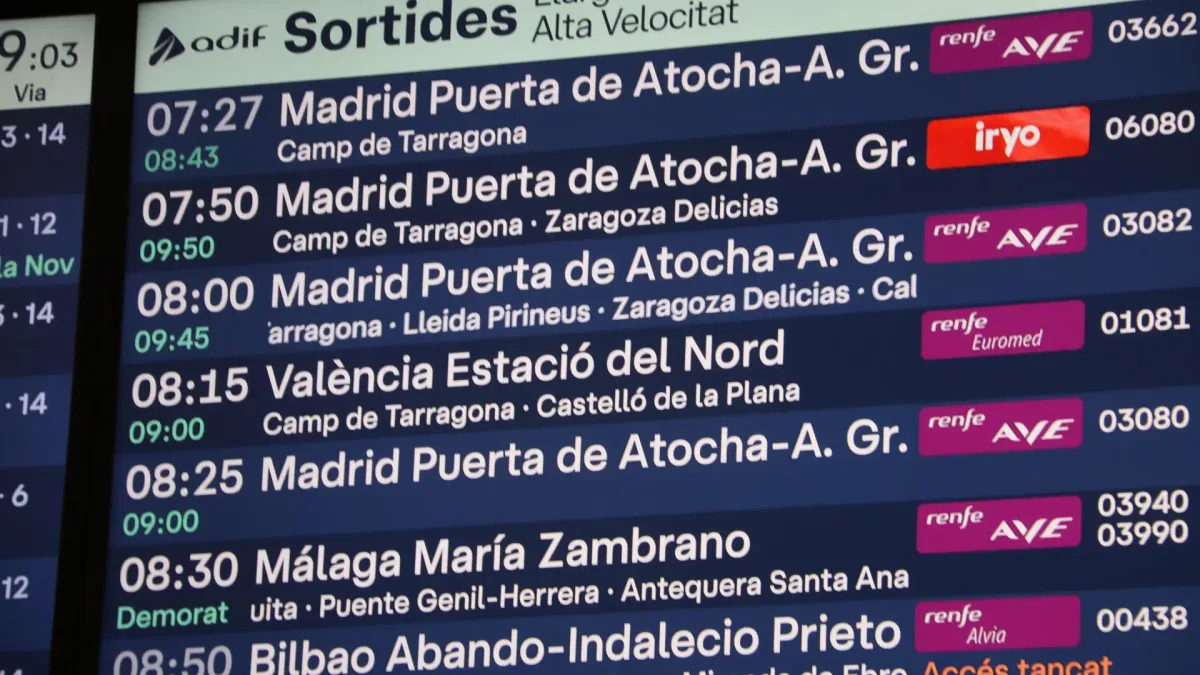 Renfe mantiene este miércoles la demora sucesiva de sus AVE Madrid-Barcelona, Ouigo suprime dos trenes e Iryo, cuatro