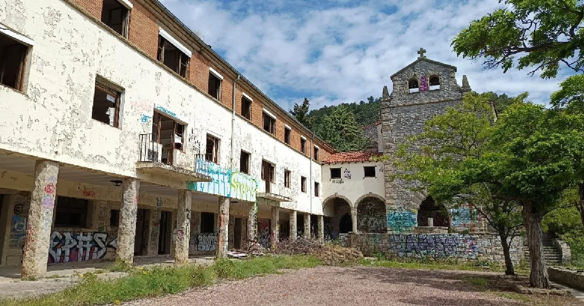 Compró un pueblo abandonado en España por US$ 363.000 y planea recuperar 44 viviendas, la iglesia, la escuela y un bar para convertirlo en destino turístico