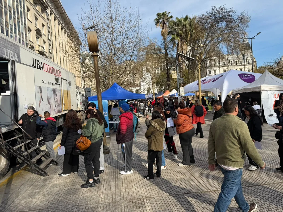 “Buscamos visibilizar y dar una mano a la gente”: la UBA llevó consultorios a Plaza de Mayo en reclamo por el financiamiento