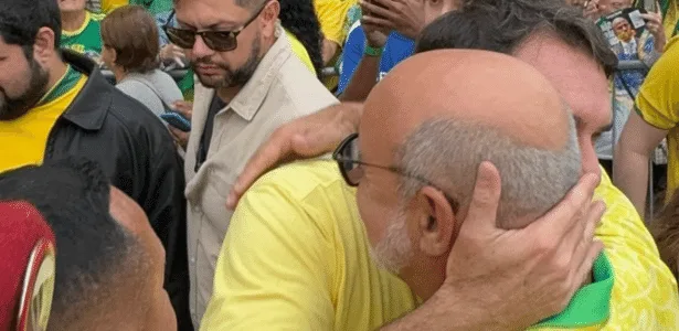 Flávio Bolsonaro celebra com suspeitos de rachadinha em atos da campanha