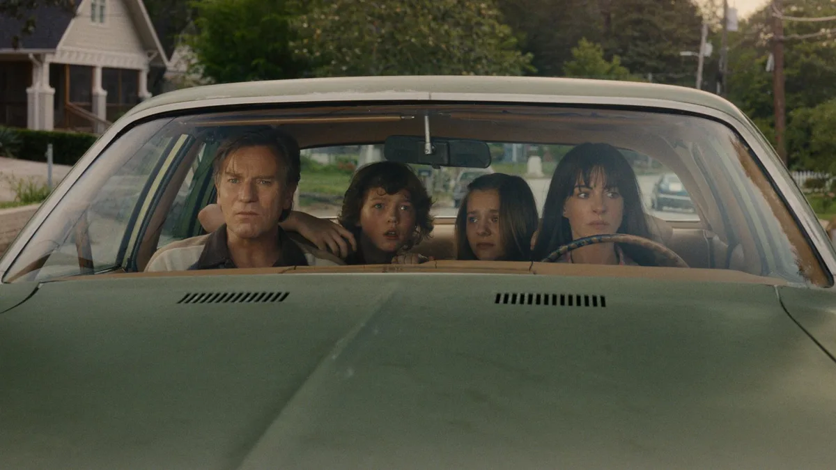 « La Fin d’Oak Street », avec Anne Hathaway, est un délicieux mélange des genres (saupoudré de dinos)
